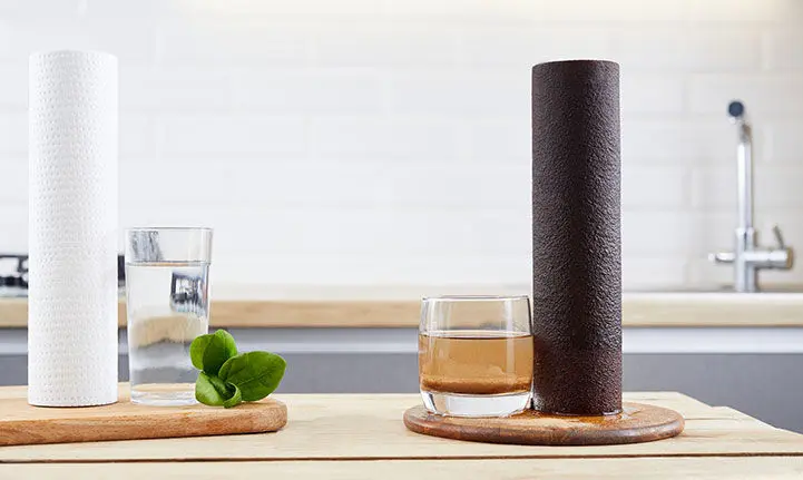 Un verre d’eau claire et un verre d’eau sale noire sont présentés dans la cuisine d’une habitation