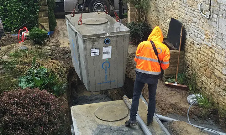 l’installation d’un filtre compact d’assainissement des eaux usées le long d’une maison