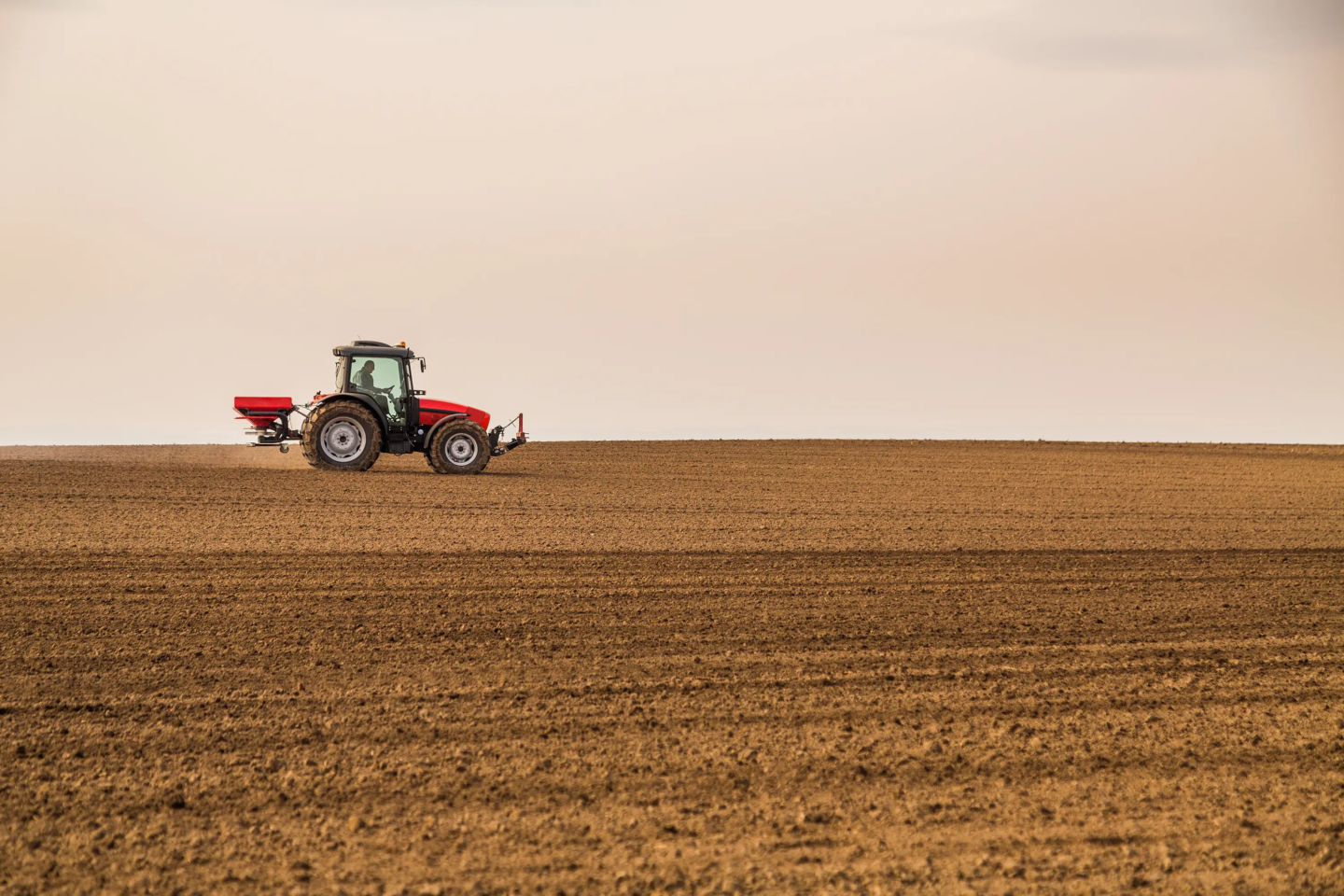 tracteur dans un champs