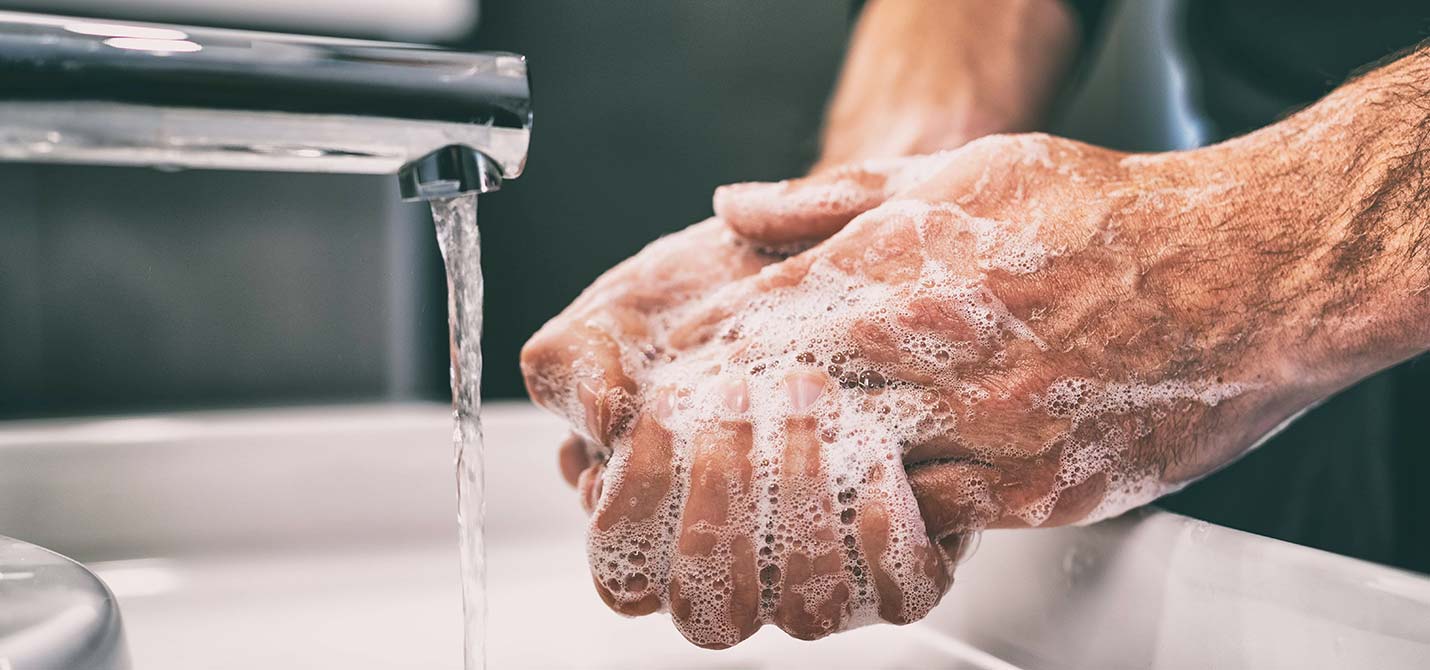 Eau usée ménagère suite au lavement des mains d’un homme avec du savon