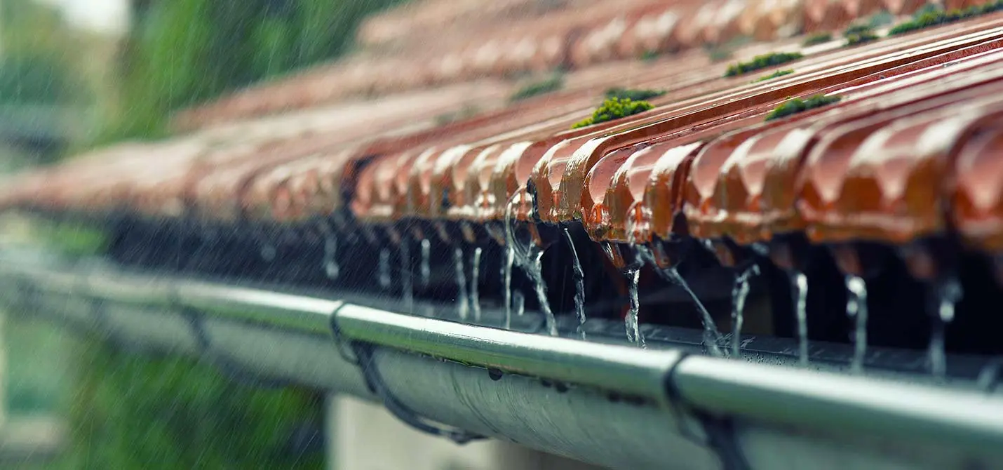 eau de pluie sur un toit