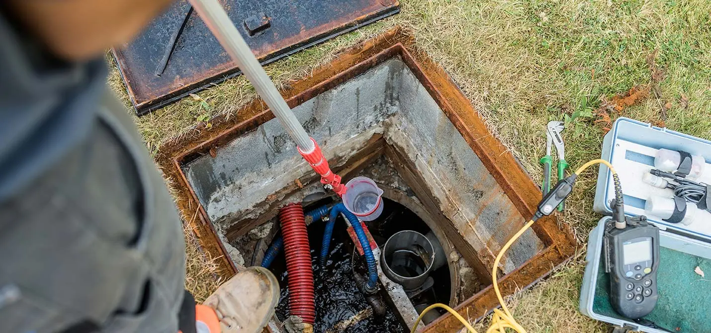 ouvrier réalisant l’entretien d’une micro-station d’assainissement