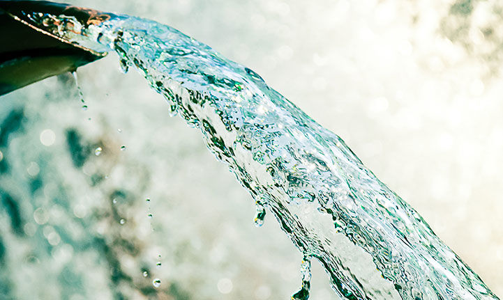 De l’eau épurée et claire est rejetée d’un tuyau