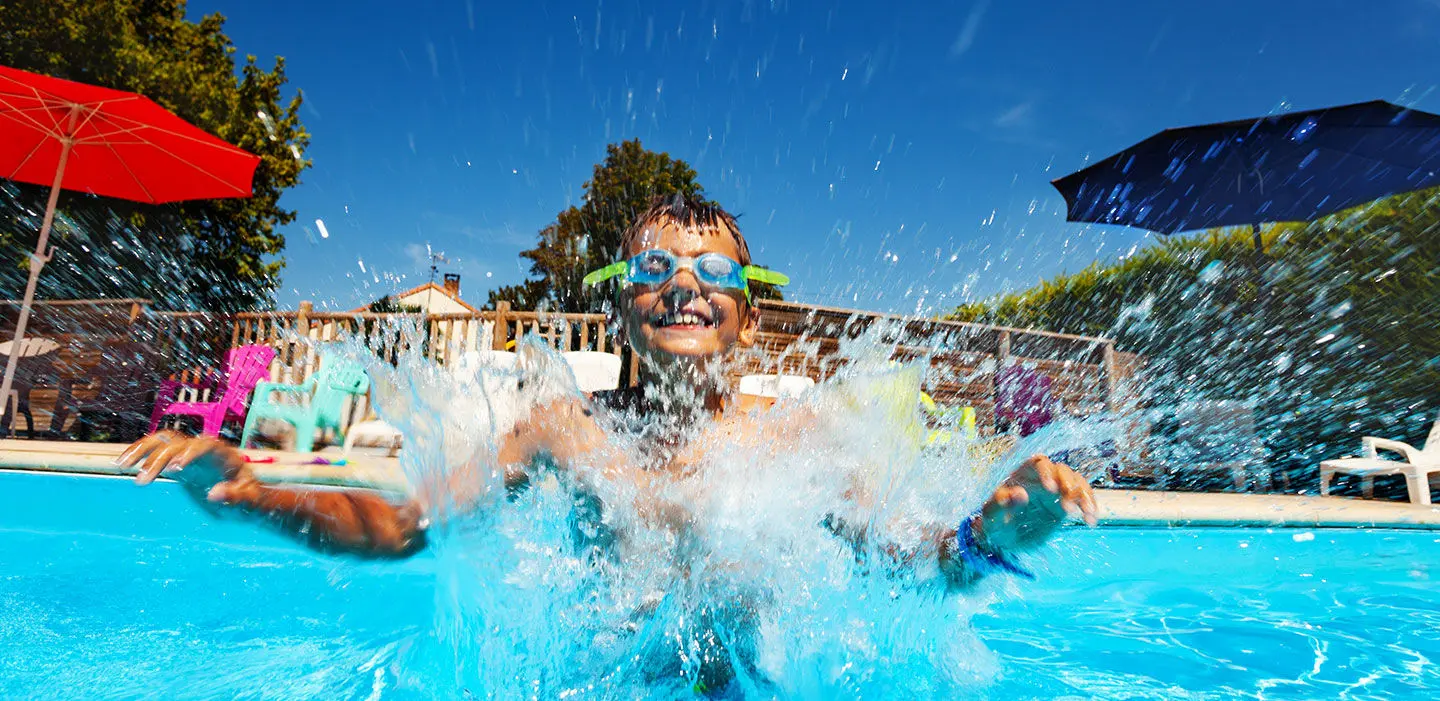 enfant qui joue dans les eaux d'une piscine de camping