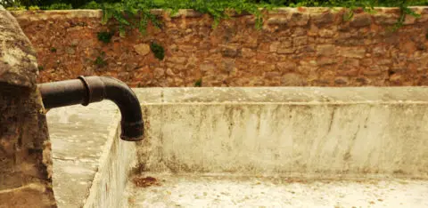 sécheresse été avec un robinet d'une fontaine