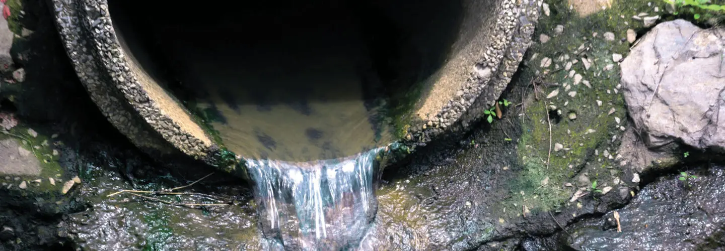 De l’eau usée est rejetée à l’air libre depuis un égout