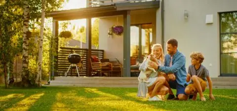 une famille joyeuse profitant ensemble