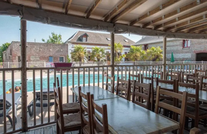 camping le Ridin avec la piscine à l'arrière