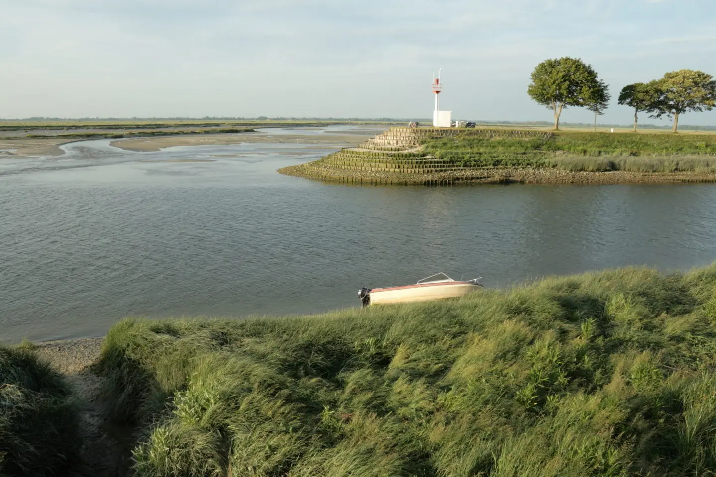 l’hôtellerie de plein-air en Baie de Somme avec une vue sur une parcelle d'eau