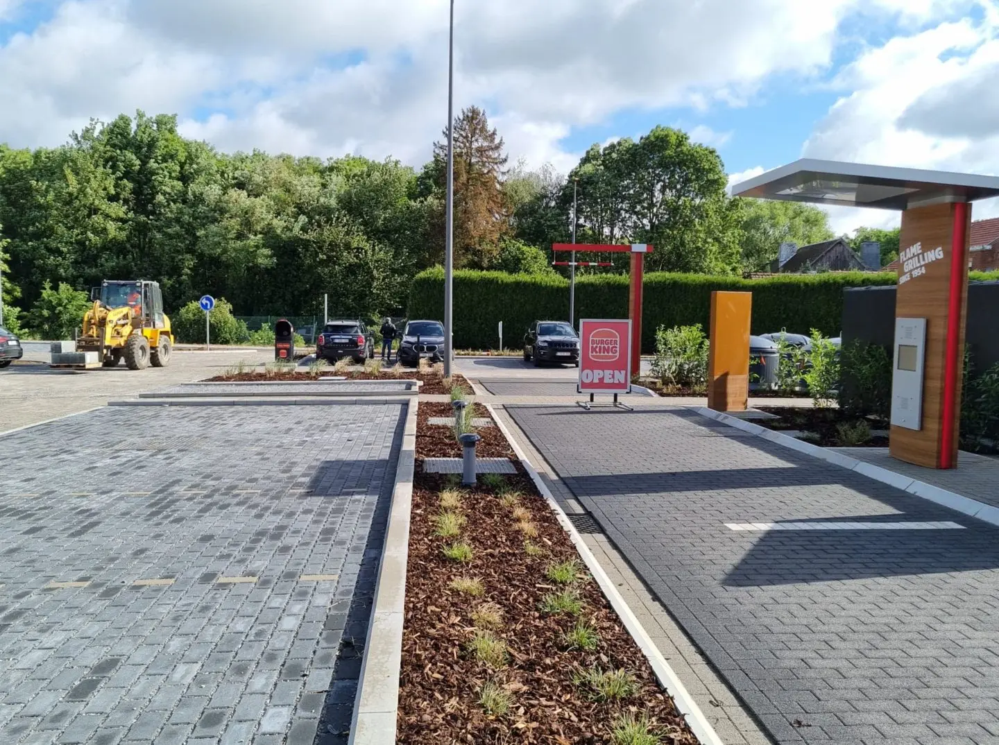 le parking et le drive de burger king avec un camion eloy au loin