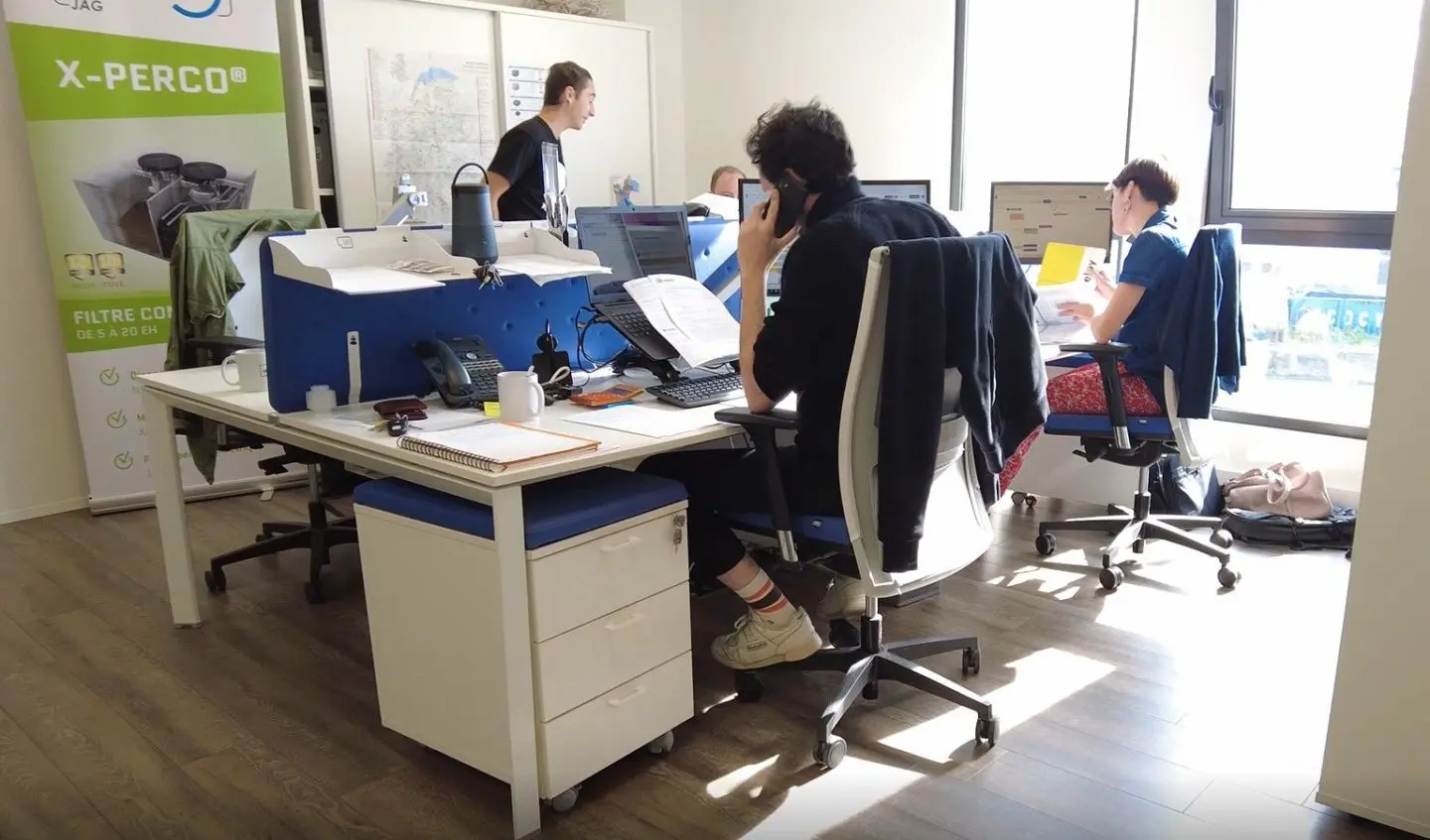 des personnes travaillant dans un bureau du concessionnaire eloy