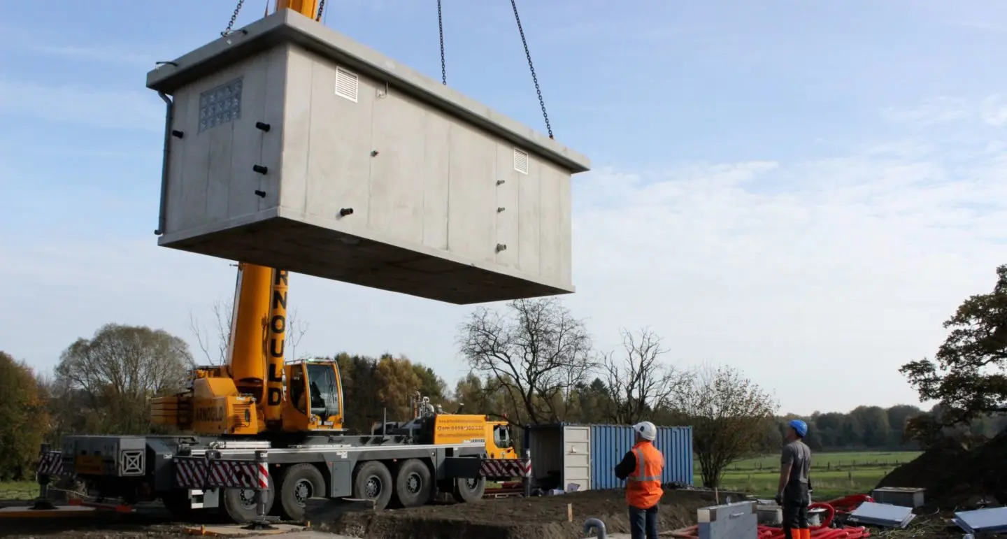 Cuves suspendue par une grue
