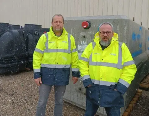 deux personnes d'eloy-STVE avec un gilet fluo jaune