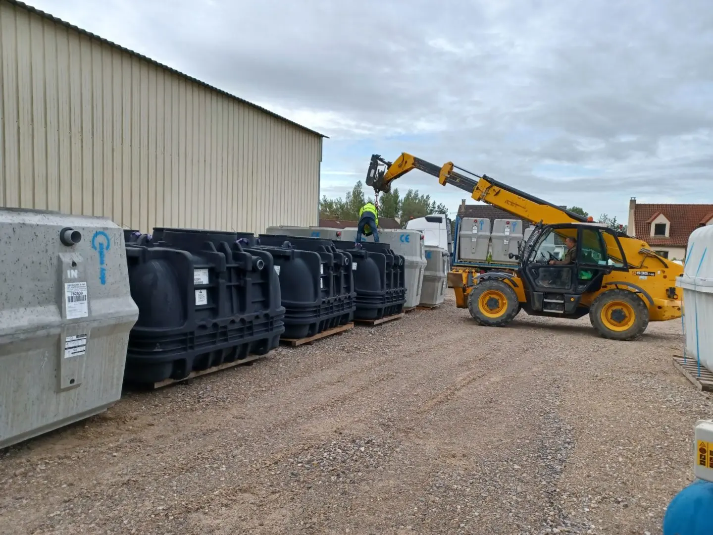 levage de cuves par une machine pour le stock de Landrethun le Nord