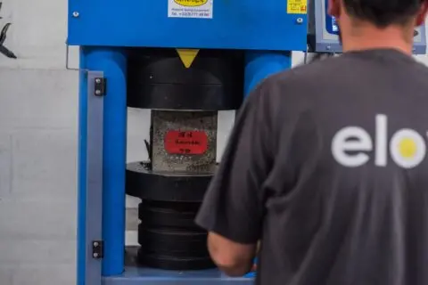 un ouvrier d'eloy water est devant une machine