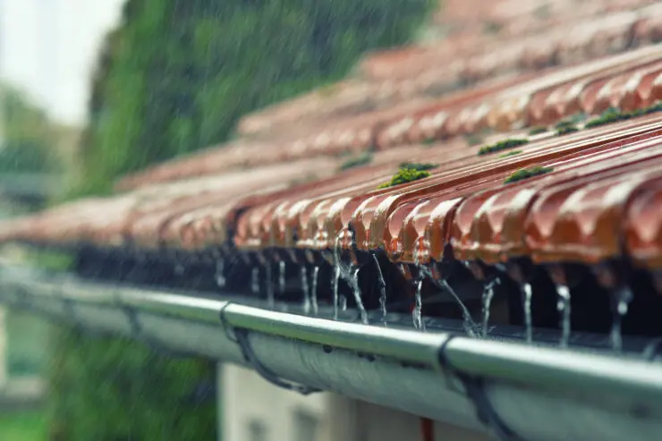 eau de pluie qui ruisselle sur le toit d'une maison