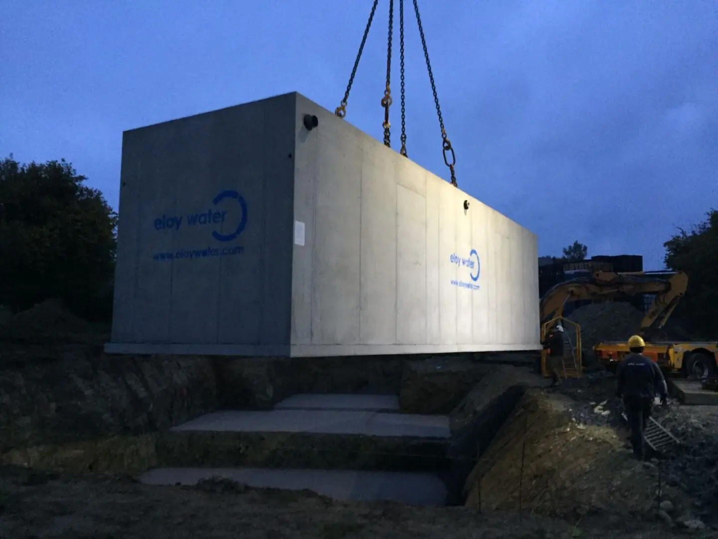 solution d'assainissement non collectif tenue par une grue en l'air