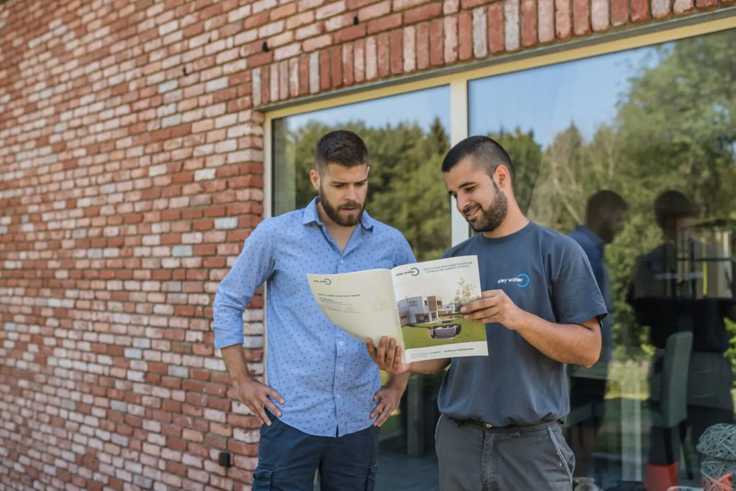 un ouvrier d'eloy water qui discute avec un client