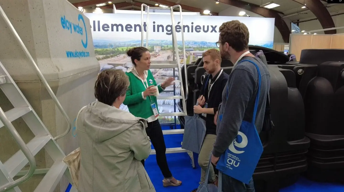 une employée eloy réponds aux questions des clients