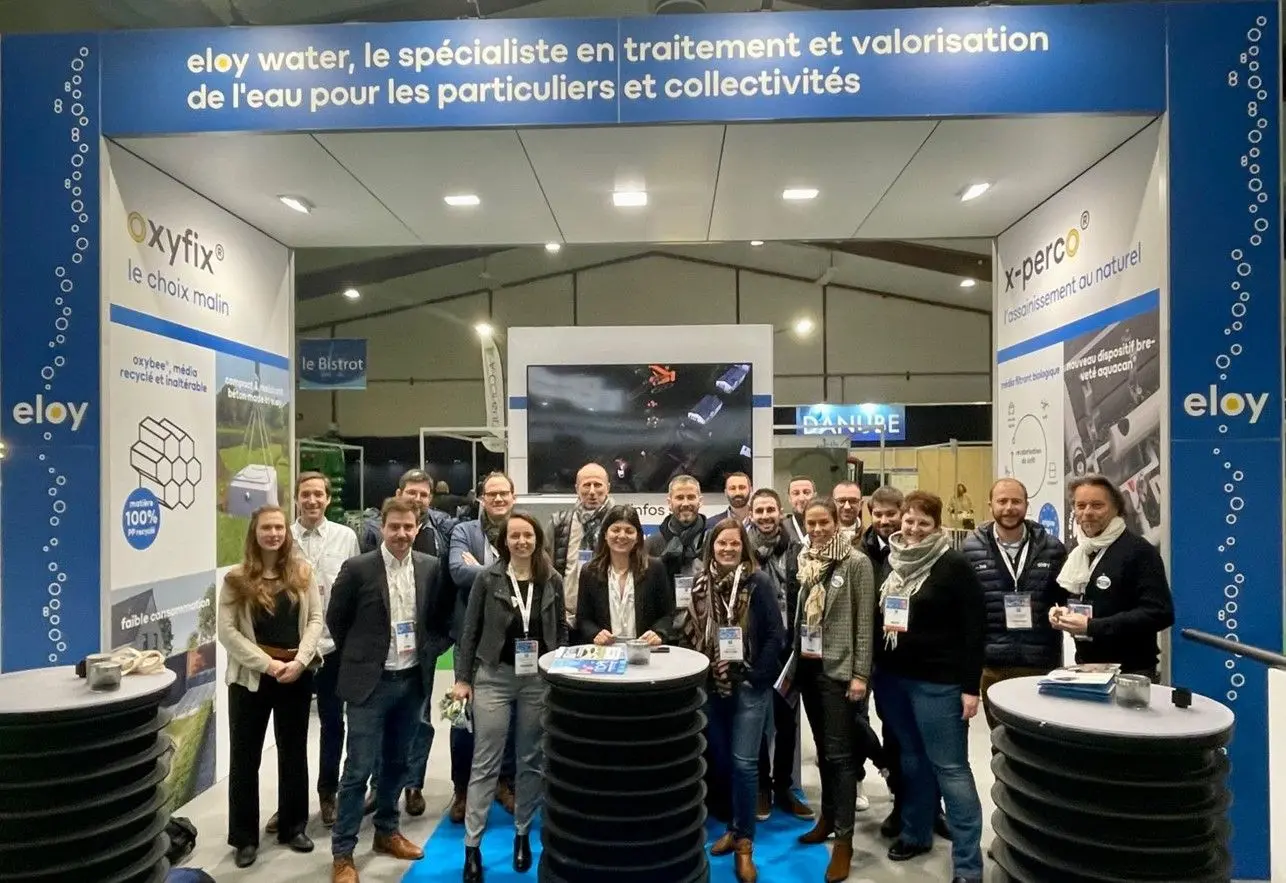 une partie de l'équipe du concessionnaire eloy-aquarana et une partie de l'équipe eloy rassemblée sur un stand