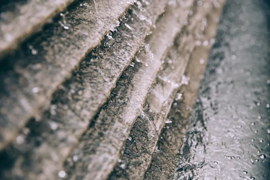 de l'eau coule sur du bois