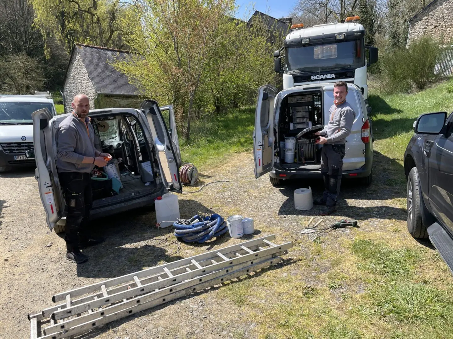 deux opérateurs certifiés eloy-aquarana devant leurs camions