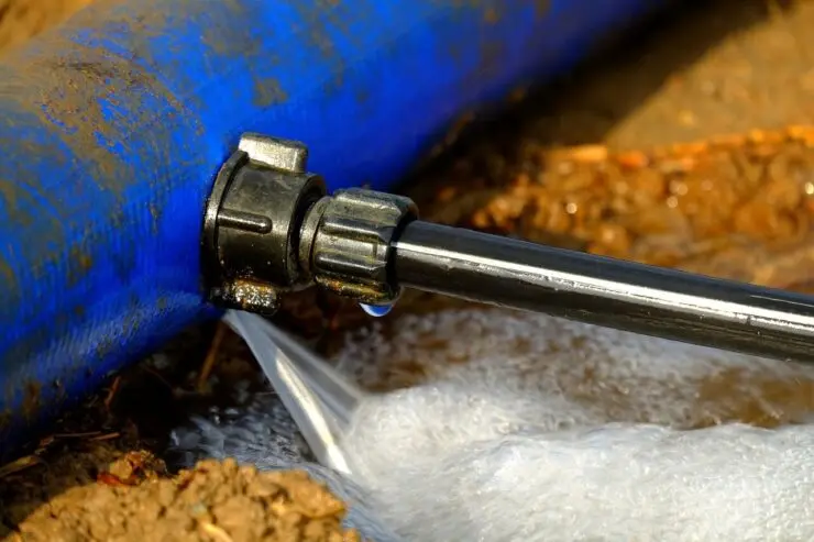 tuyau placé sur une fuite d'eau