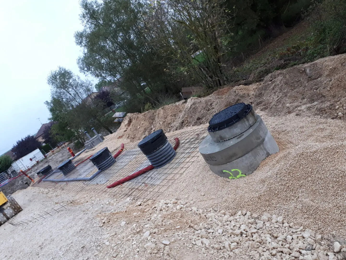 un chantier avec une filière entièrement modulaire avec des réhausses sur les cuves