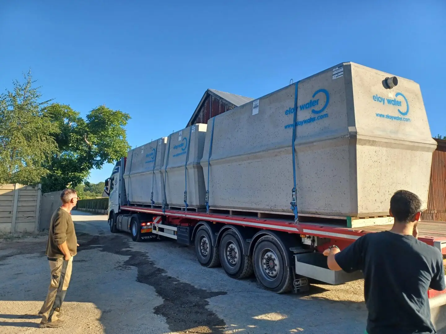 camion chargé par 3 microstations oxyfix et deux personnes le regarde