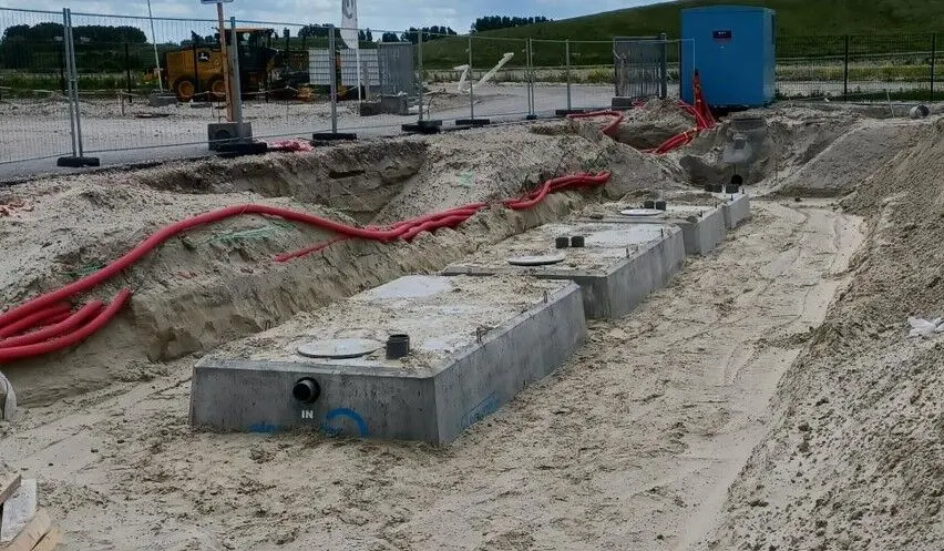 La micro-station oxyfix® placée dans un terrain boueux