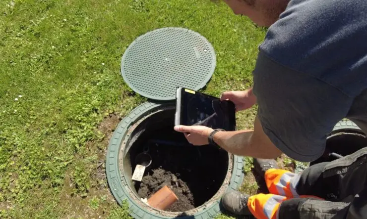 l'opérateur certifié s'occupe d'une station d'assainissement d'eloy water