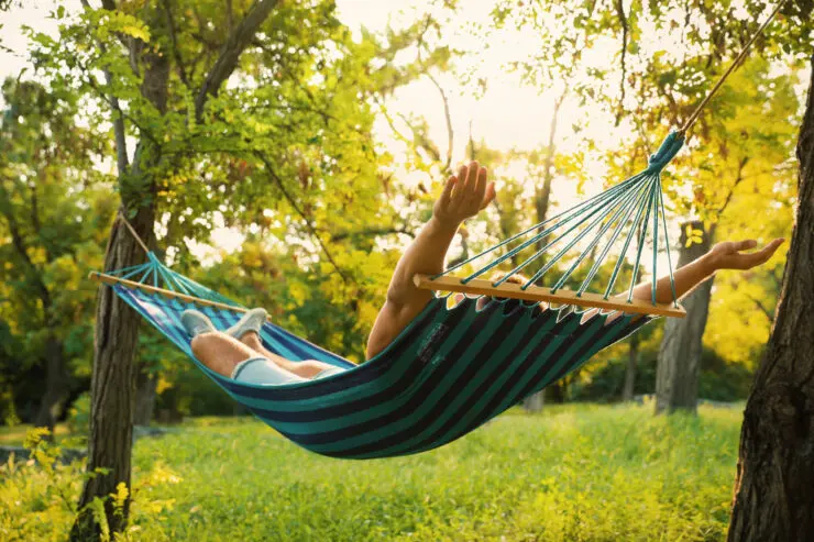 une personne profitant sur un hamac dans son jardin