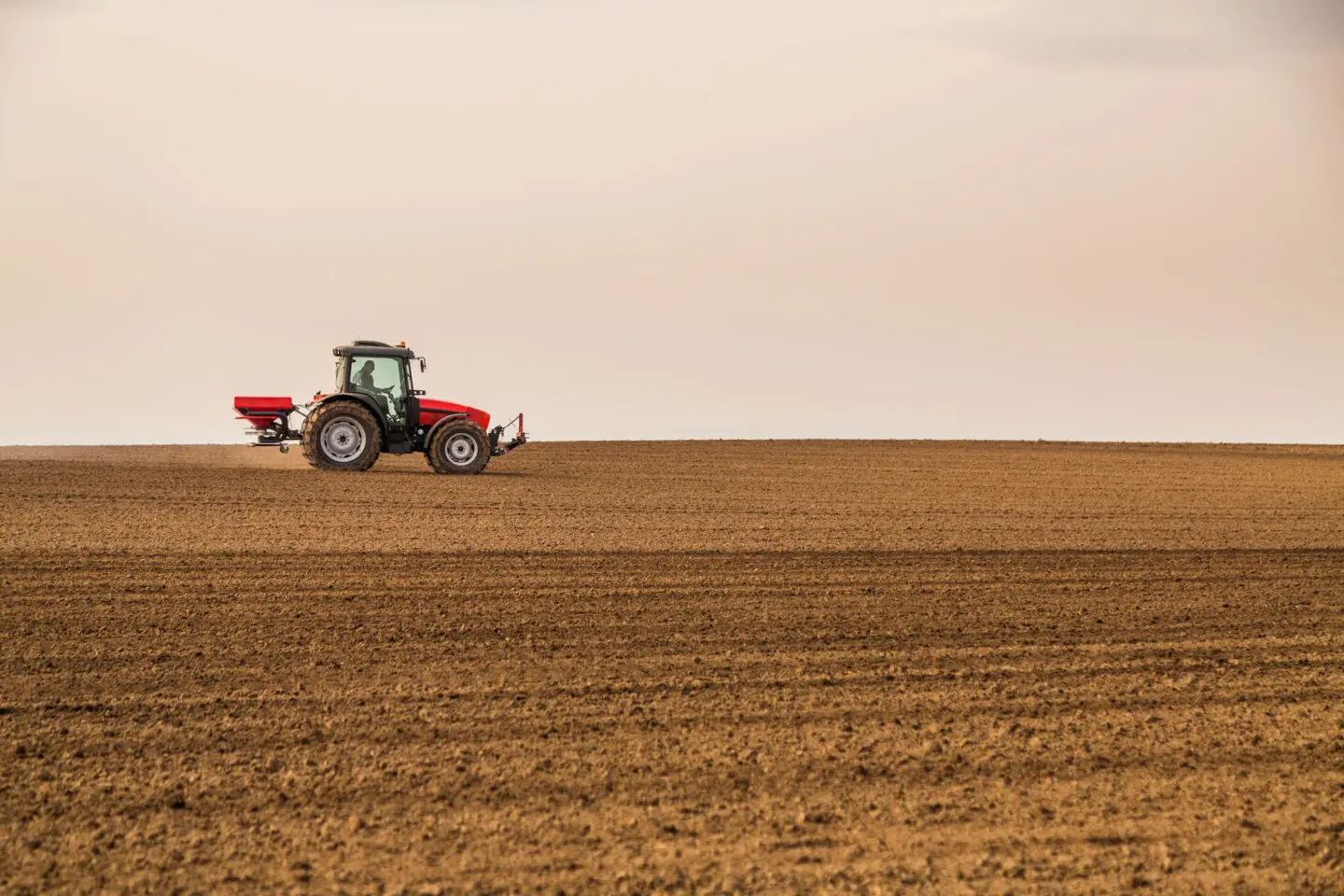 tracteur dans un champs