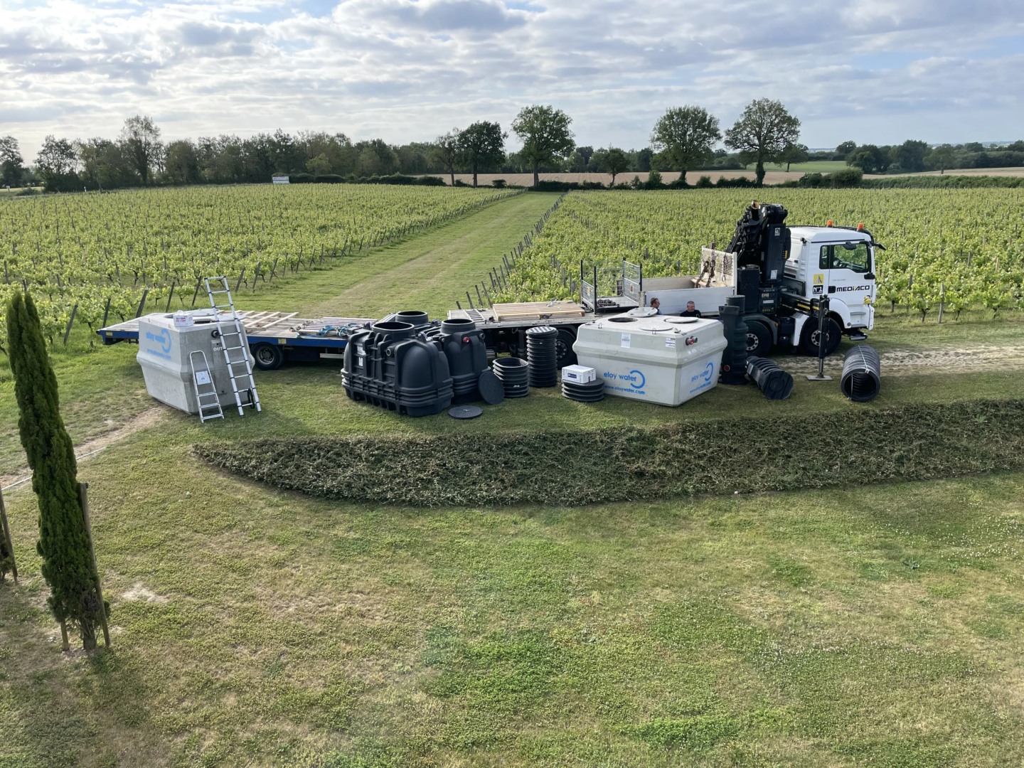 produits d'eloy water près d'un camion en pleine nature