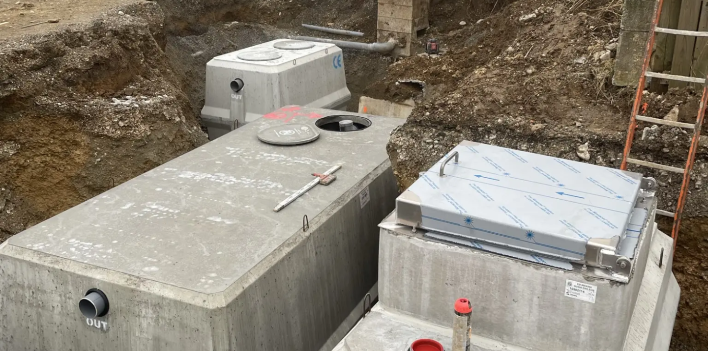 le dégraisseur et l'oxyfix® placés dans la terre