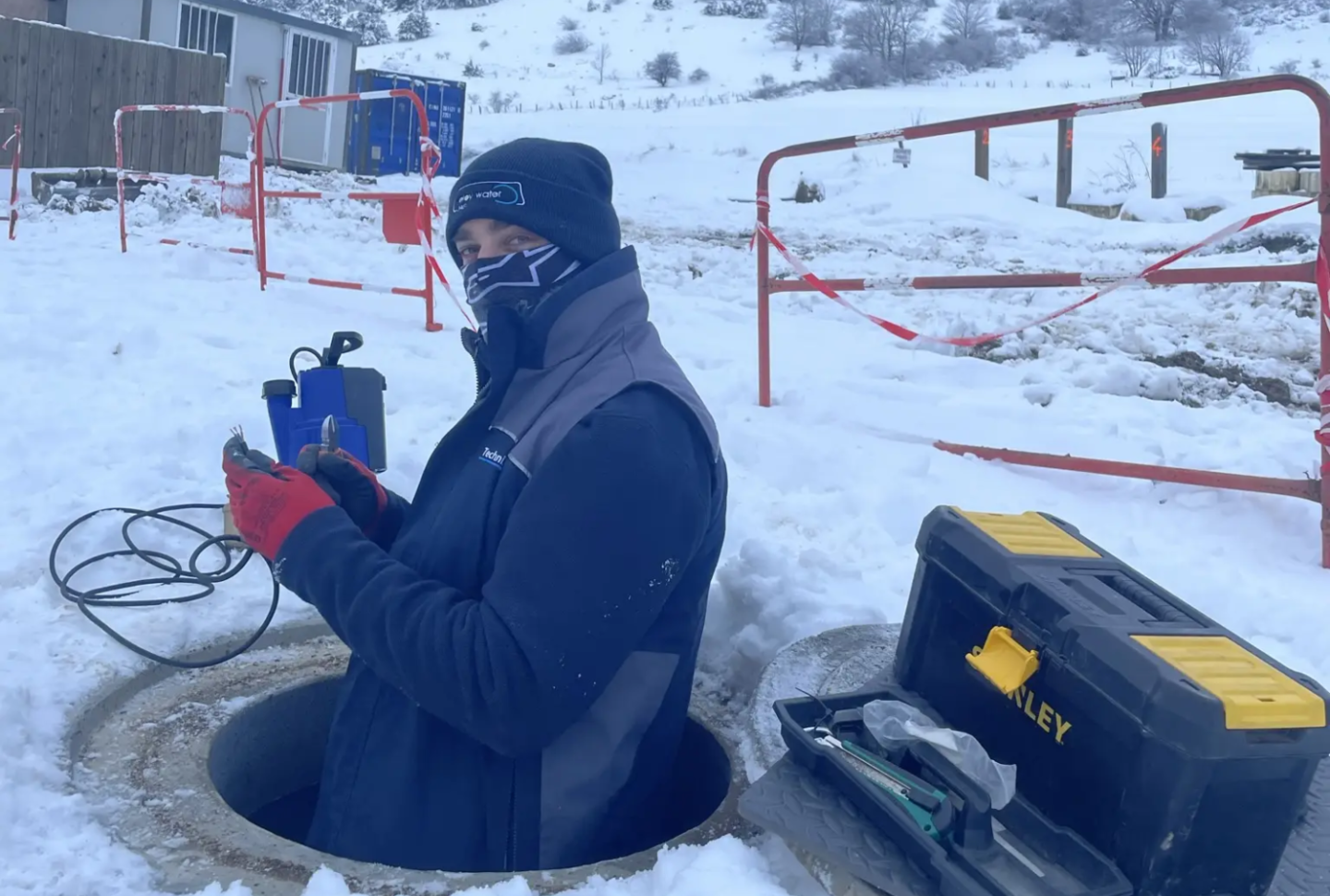 un ouvrier eloy place une filière complète en altitude sous la neige