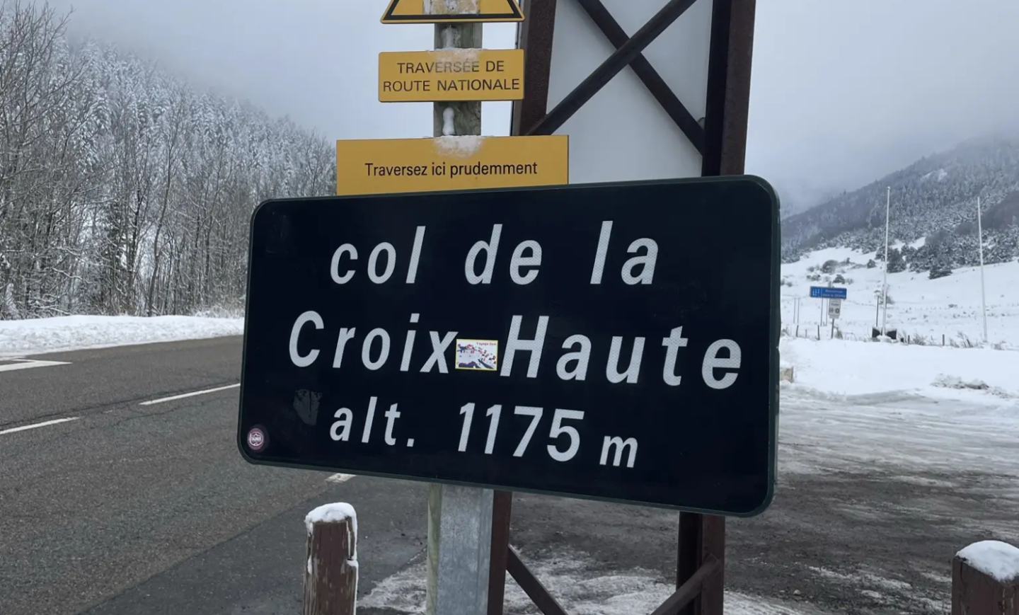 panneau indiquant le col de la Croix Haute sur une route