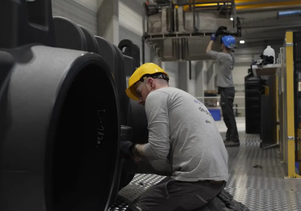 ouvrier d'eloy water travaillant dans l'usine de rotomoulage