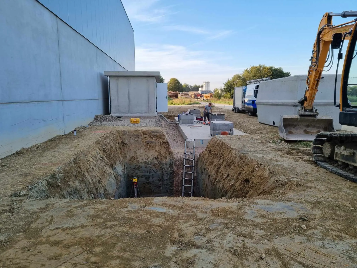 chantier pour la brasserie avec un trou dans le sol et la cuve sur le côté