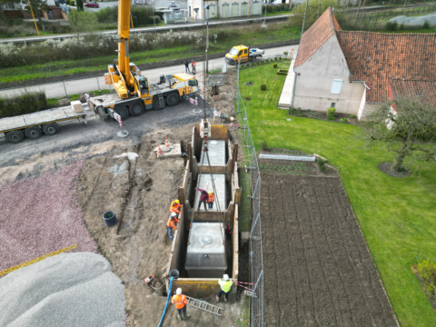 chantier à Anvin lors d'une pose d'une microstation oxyfix® avec des ouvriers et une grue transportant la microstation oxyfix®