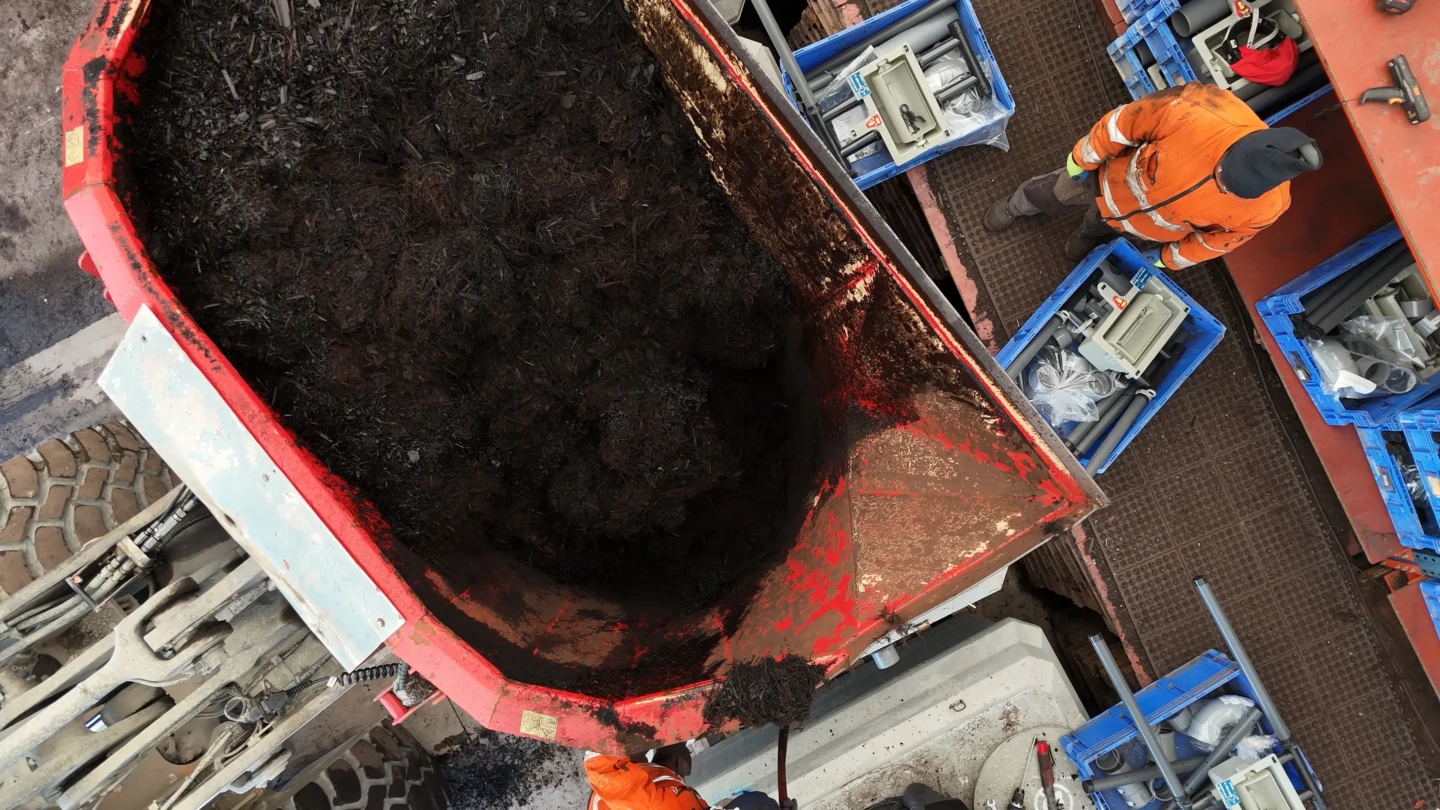 Machine de remplissage déversant le média filtrant xylit dans un filtre compact x-perco®