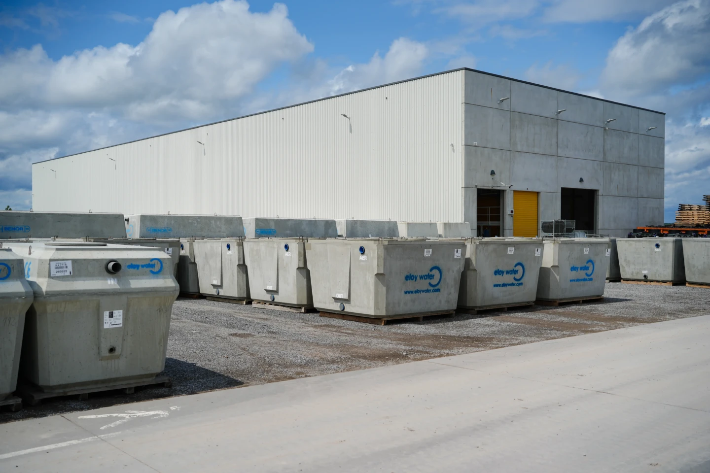 Filtres compacts x-perco® eloy water stockés devant le hall de production