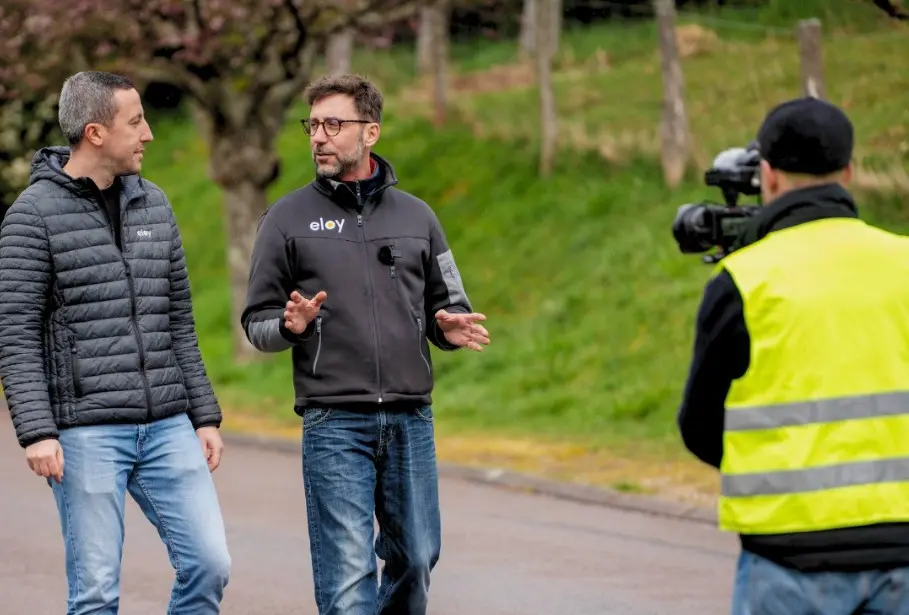 Laurent et Julien d’eloy lors du tournage de l’épisode 2 de la série ça pose question sur l’assainissement