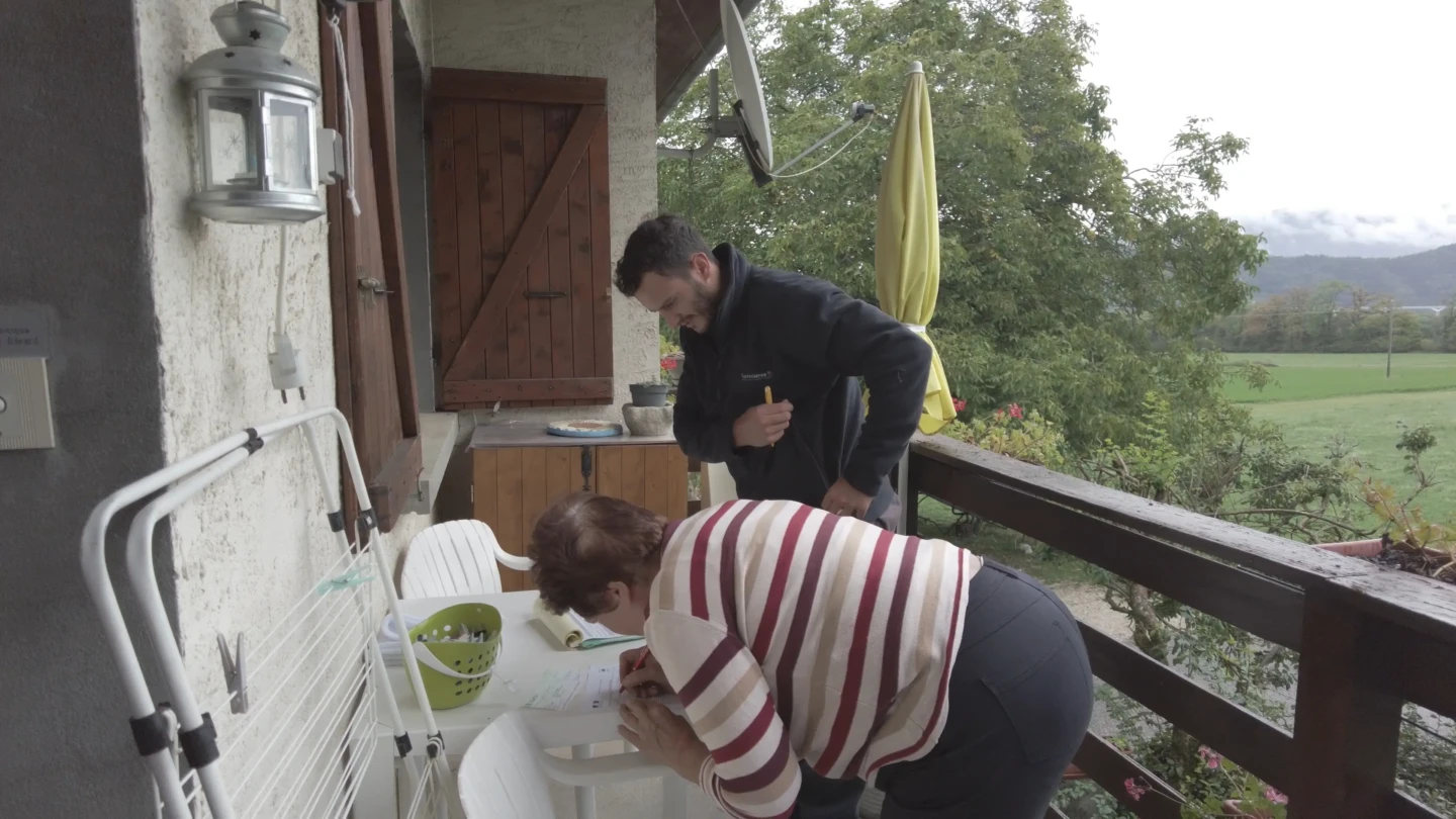 Cliente signant un devis pour des travaux d’assainissement avant intervention