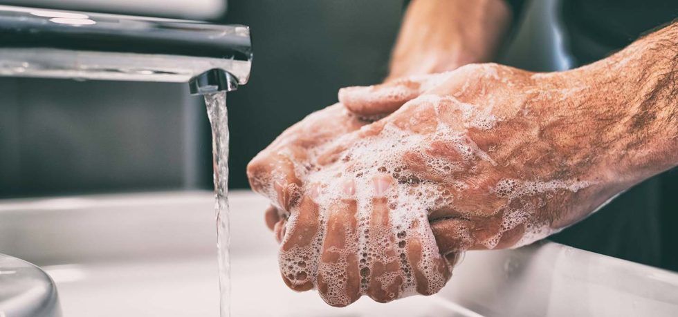 Eau usée ménagère suite au lavement des mains d’un homme avec du savon
