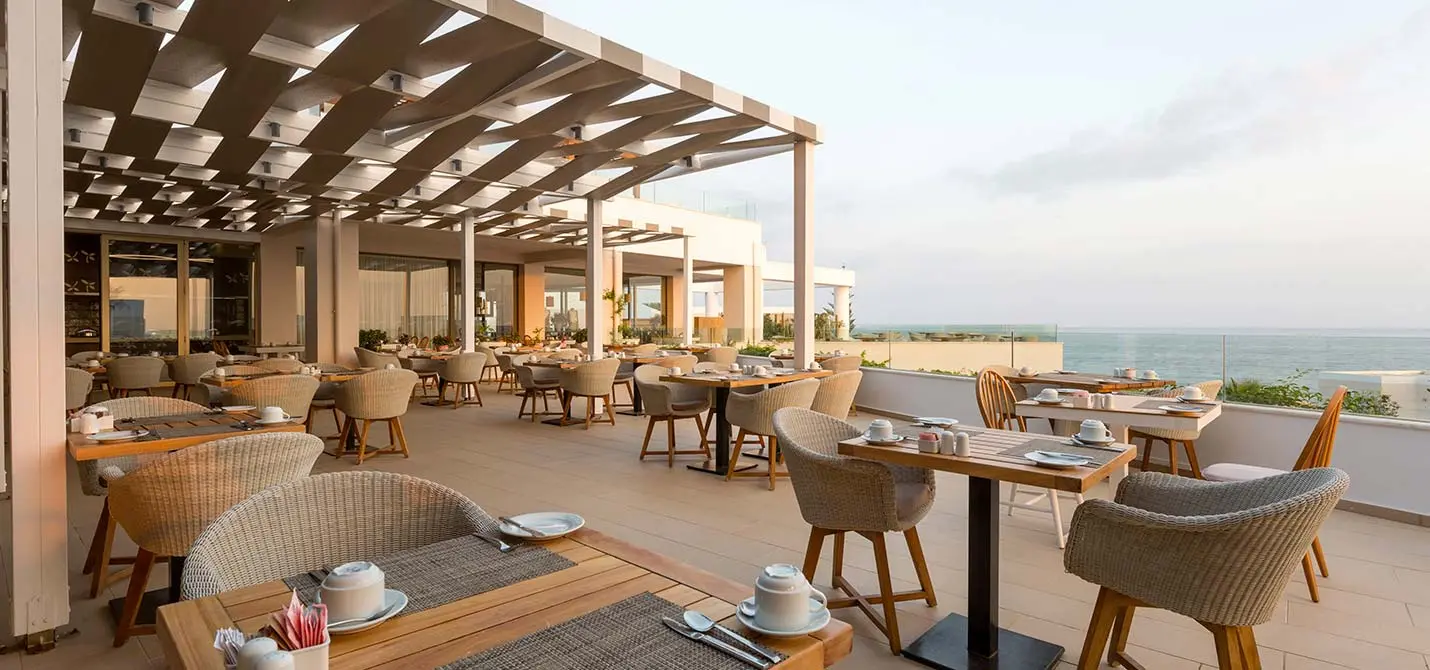 la terrasse d’un hôtel en bord de mer non raccordé aux égouts