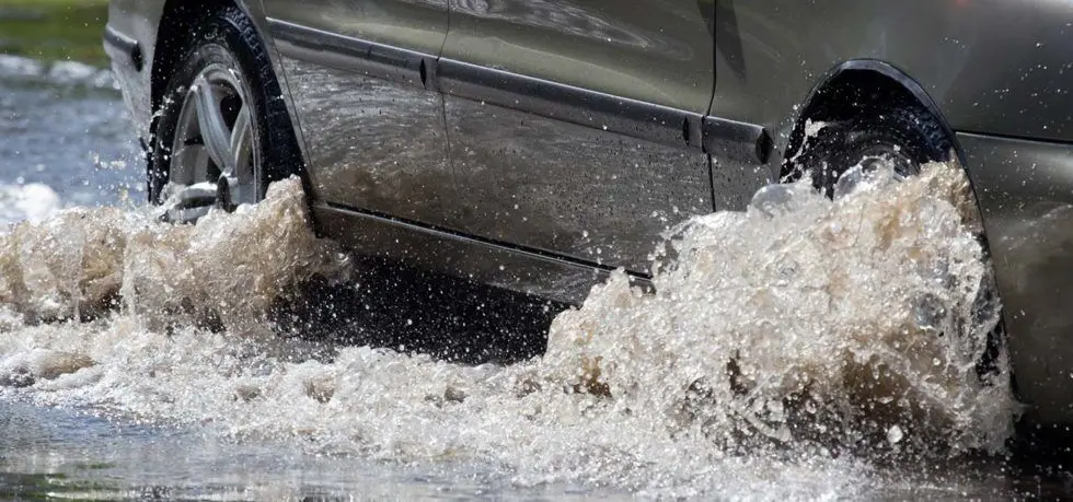 voiture roulant sur une route lors d’une inondation